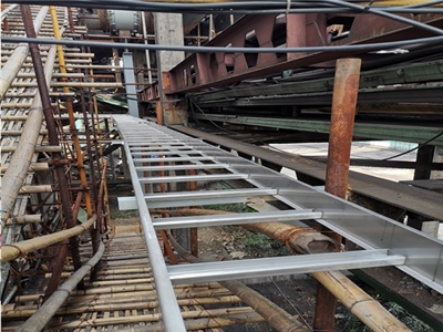 焦化廠橋架焊接現場施工